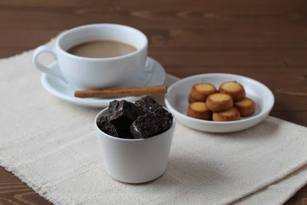 Kekse mit Milchkaffee auf Holztisch — Stockfoto