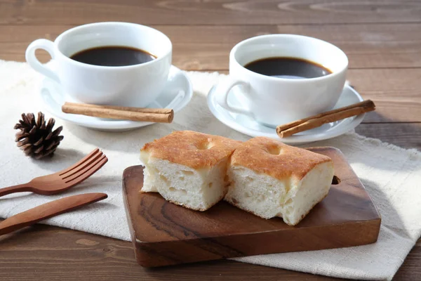 Pão de pizza focaccia na mesa de madeira com xícara de café — Fotografia de Stock