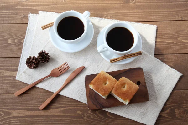 Focaccia-Pizzabrot auf Holztisch mit Tasse Kaffee — Stockfoto