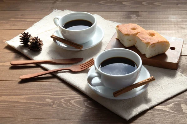 Focaccia-Pizzabrot auf Holztisch mit Tasse Kaffee — Stockfoto
