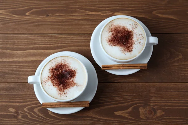 Tazas de café café con leche con leche café en la mesa — Foto de Stock