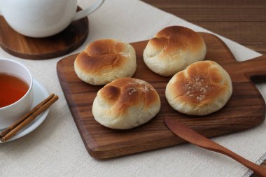 tahta kesme tahtası üzerinde pişmiş beyaz ekmek masada izole