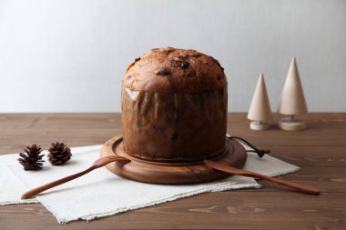 masada izole kahve fincan ıstaba ile Noel için panettone İtalyan meyveli kek