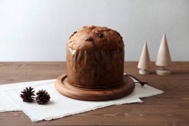 masada izole kahve fincan ıstaba ile Noel için panettone İtalyan meyveli kek