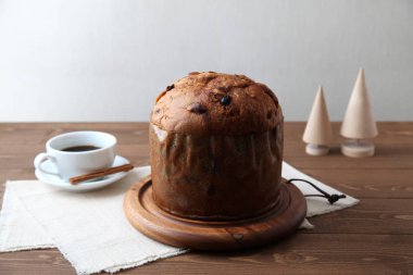 masada izole kahve fincan ıstaba ile Noel için panettone İtalyan meyveli kek