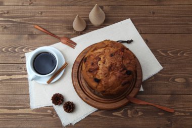 masada izole kahve fincan ıstaba ile Noel için panettone İtalyan meyveli kek