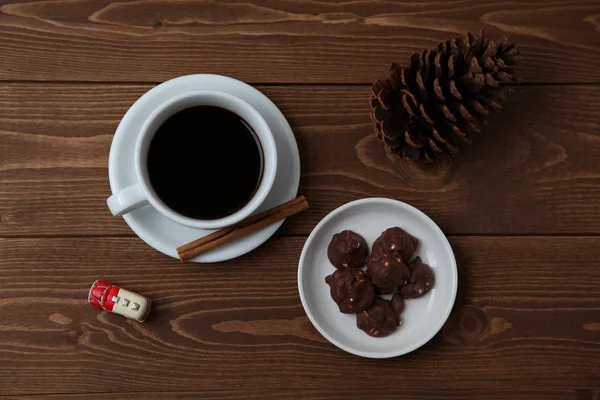 Crujiente de chocolate con café caliente en la mesa de madera — Foto de Stock