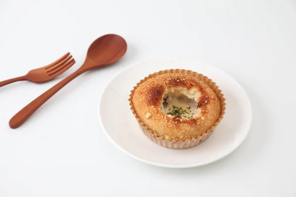 Guiso de pan rallado pastel en el plato sobre fondo blanco — Foto de Stock