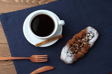 çikolata badem fındık ceviz fındık sıcak kahve ile danimarka ekmeği masada izole