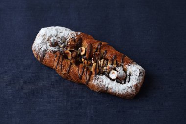 çikolata badem fındık ceviz fındık danimarka ekmeği masada izole