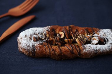 çikolata badem fındık ceviz fındık danimarka ekmeği masada izole