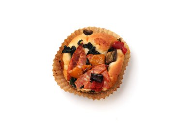 beyaz arka plan üzerinde izole sosis sebze focaccia pizza ekmek