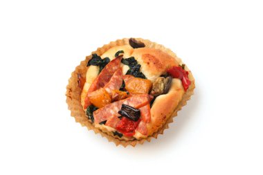 beyaz arka plan üzerinde izole sosis sebze focaccia pizza ekmek