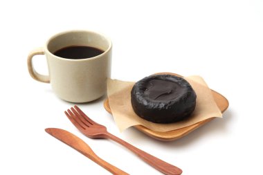 beyaz arka plan izole sıcak kahve ile ahşap plaka üzerinde tatlı çikolata opera danimarka kek