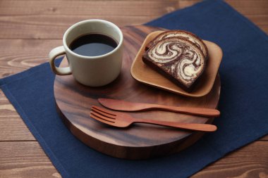 elma, siyah sıcak kahve ve mermer çikolata pound kek ahşap masada izole