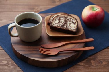 elma, siyah sıcak kahve ve mermer çikolata pound kek ahşap masada izole