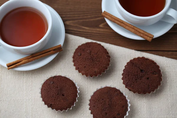 Cupcakes de chocolate en mesa de madera con taza de té — Foto de Stock