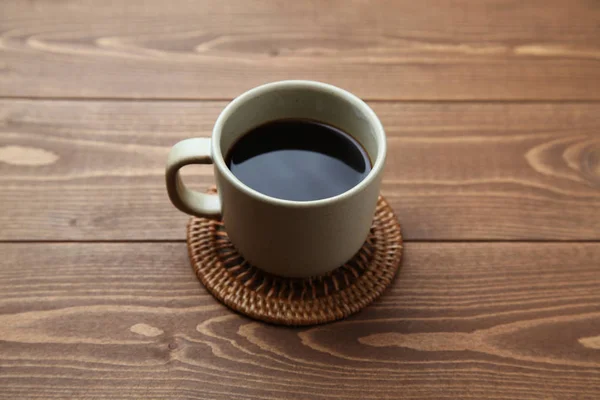 Café caliente negro sobre mesa de madera —  Fotos de Stock