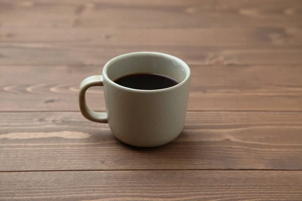 Café caliente negro sobre mesa de madera —  Fotos de Stock