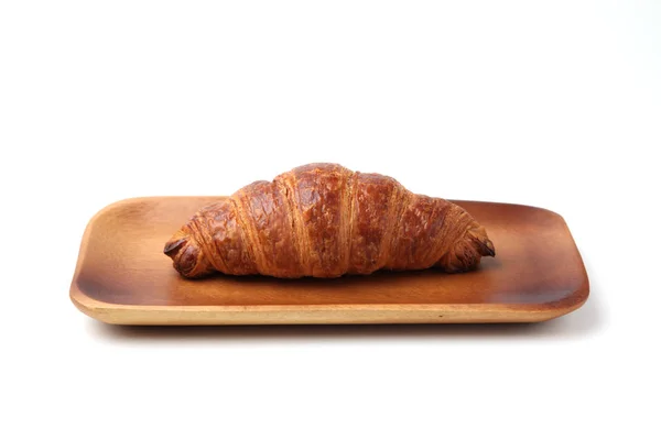 Pão francês croissant em placa de madeira isolada no fundo branco — Fotografia de Stock