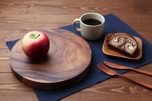 Maçã, café quente preto e bolo de libra de chocolate de mármore isolado na mesa de madeira — Fotografia de Stock