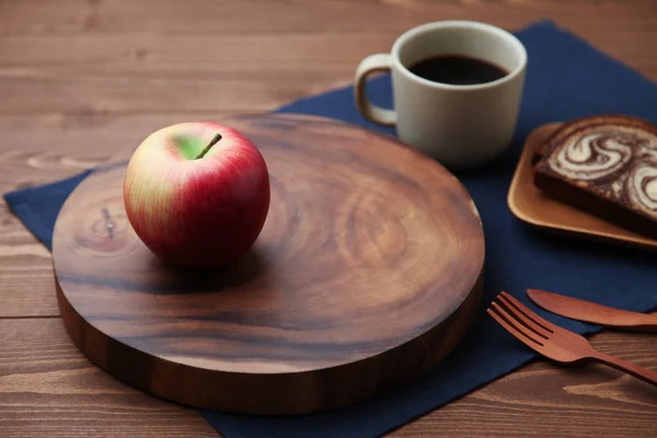 Maçã, café quente preto e bolo de libra de chocolate de mármore isolado na mesa de madeira — Fotografia de Stock