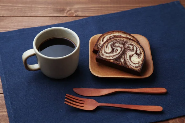 Maçã, café quente preto e bolo de libra de chocolate de mármore isolado na mesa de madeira — Fotografia de Stock