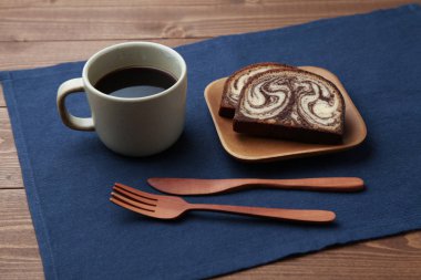 elma, siyah sıcak kahve ve mermer çikolata pound kek ahşap masada izole