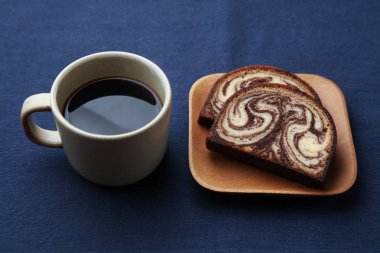 elma, siyah sıcak kahve ve mermer çikolata pound kek ahşap masada izole