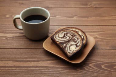 ahşap masada izole siyah sıcak kahve ve mermer çikolata pound kek