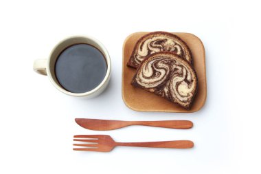 beyaz arka plan üzerinde izole siyah sıcak kahve ve mermer çikolata pound kek