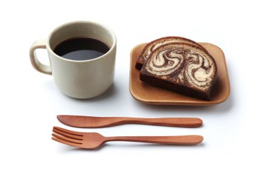 beyaz arka plan üzerinde izole siyah sıcak kahve ve mermer çikolata pound kek