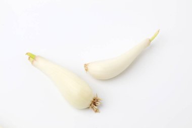 beyaz arka plan üzerinde izole Japon pırasa Çin soğan ham soğan
