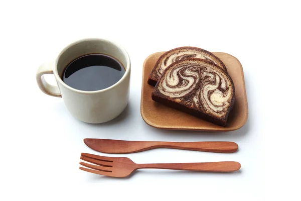 Café caliente negro y pastel de mármol de chocolate libra aislado sobre fondo blanco — Foto de Stock
