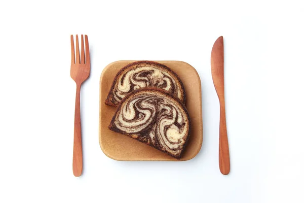 Marmeren chocolade pond cake op houten plaat met vork mes geïsoleerd op witte achtergrond — Stockfoto