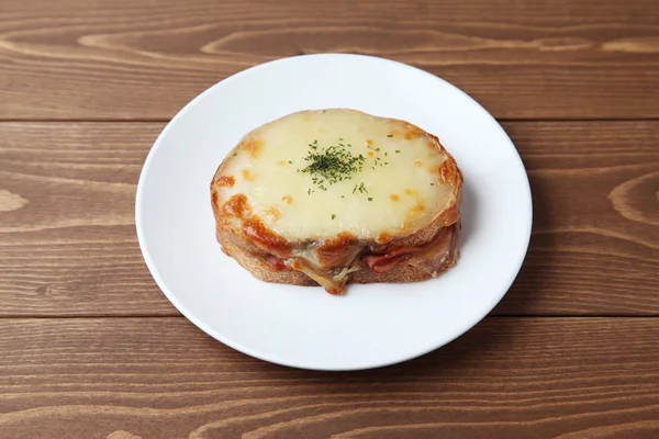 Croque monsieur sándwich de queso jamón en plato aislado en mesa de madera — Foto de Stock