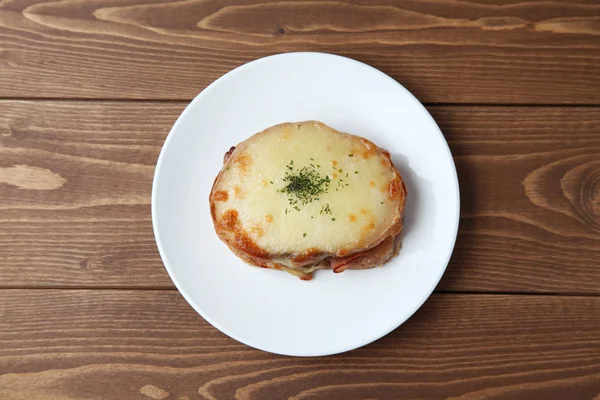 Croque monsieur sándwich de queso jamón en plato aislado en mesa de madera — Foto de Stock