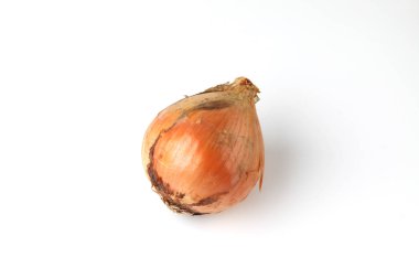 Beyaz arkaplanda soyutlanmış çiğ soğanlar