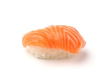 beyaz arka plan üzerinde izole somon suşi