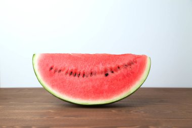 ahşap masa üzerinde izole dilimlenmiş karpuz