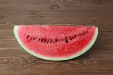 ahşap masa üzerinde izole dilimlenmiş karpuz