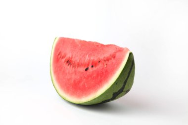 Dilimlenmiş karpuz beyaz arkaplanda izole edilmiş.