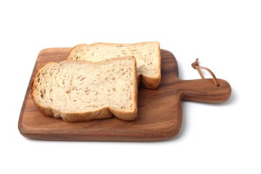 beyaz arka plan üzerinde izole ahşap kesme tahtası üzerinde ceviz ile Ekmek tost dilimleri