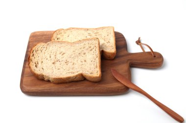 beyaz arka plan üzerinde izole ahşap kesme tahtası üzerinde ceviz ile Ekmek tost dilimleri