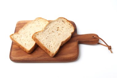 beyaz arka plan üzerinde izole ahşap kesme tahtası üzerinde ceviz ile Ekmek tost dilimleri