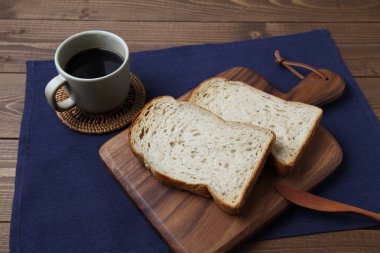 masada ahşap kesme tahtası üzerinde ceviz ile Ekmek tost dilimleri