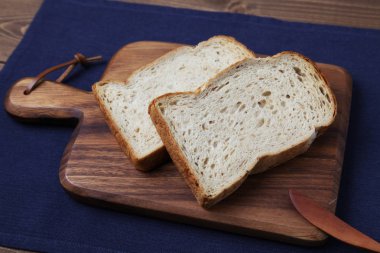 masada ahşap kesme tahtası üzerinde ceviz ile Ekmek tost dilimleri