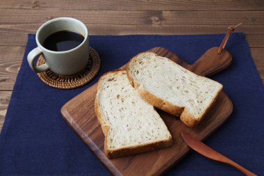 masada ahşap kesme tahtası üzerinde ceviz ile Ekmek tost dilimleri