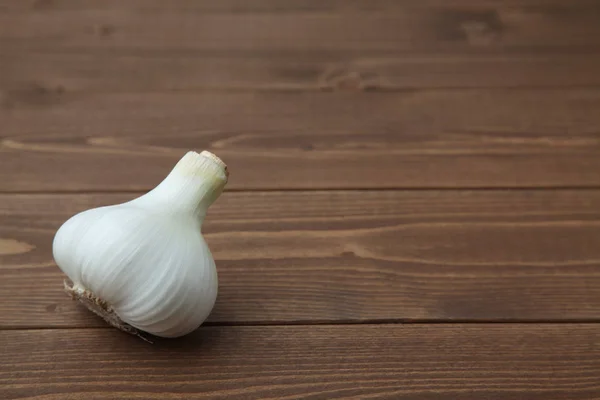 Roher Knoblauch isoliert auf Holztisch — Stockfoto