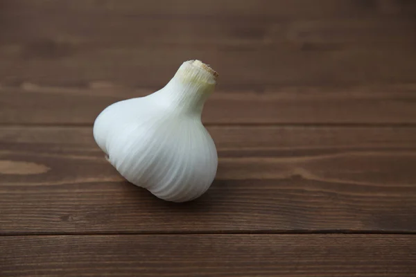 Ajo crudo aislado en mesa de madera — Foto de Stock